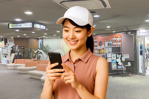 スマートフォンでWEB会員登録をする女性