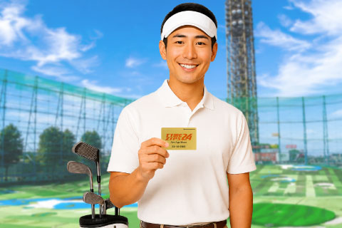 会員カードを持つ男性