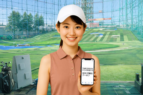 割引クーポンを表示したスマートフォンを持つ女性